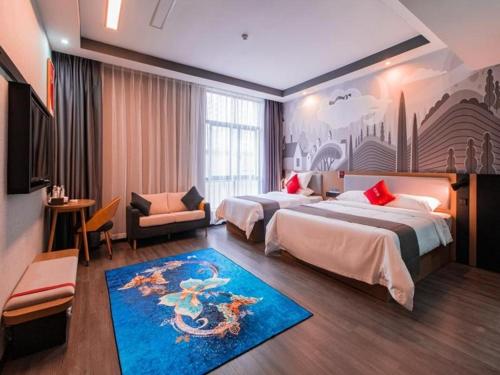 um quarto de hotel com duas camas e um tapete azul em Thank Inn Guizhou Bijie Qianxi County High-Speed Railway Station em Qianxi