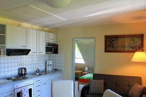 a room with a kitchen and a living room at Ferienwohnung Apfelgarten am Pfarrgarten Starkow in Velgast