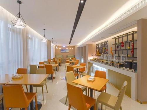 un restaurante con mesas y sillas y un bar en City Comfort Inn Guilin Gongcheng Riverside en Gongcheng