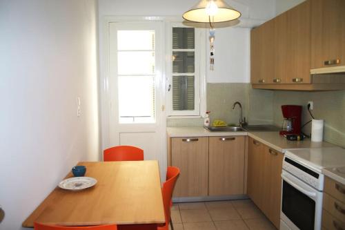 een keuken met een houten tafel en een tafel en stoelen bij Amazing Centrally Located Apartment in Heraklion