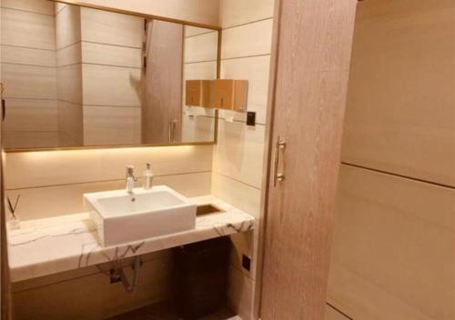 bagno con lavandino e specchio di Premier City Comfort Hotel Quanzhou Wanda Plaza a Donghai
