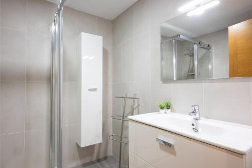 ein Bad mit einem Waschbecken und einer Dusche in der Unterkunft Luminoso Apartamento en La Tejita in Granadilla de Abona