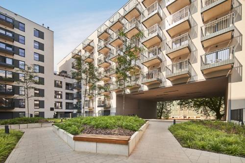 einen externen Blick auf ein Gebäude mit Innenhof in der Unterkunft Symphony City Square Aparthotel in Breslau