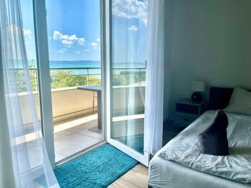 Postel nebo postele na pokoji v ubytování Club218 Holiday Apartman Siófok