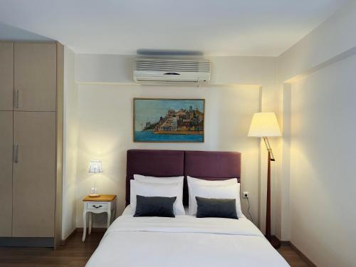 Tempat tidur dalam kamar di Vasilias Home near Ath Airport