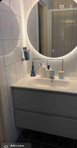 bagno con lavandino bianco e specchio di Sentrumsnært hus a Rjukan
