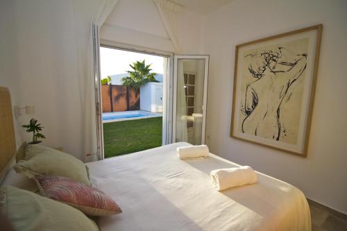 a bedroom with a bed with two towels on it at Casas Palma Zahora Piscina Privada in Zahora