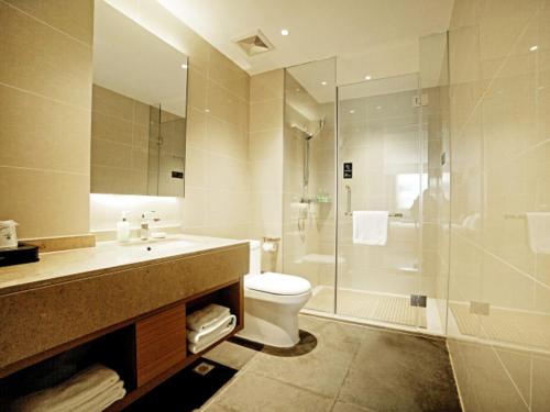 W łazience znajduje się umywalka, toaleta i prysznic. w obiekcie City Comfort Inn Ezhou Huahu Airport High-speed Railway Station w mieście Huangshi