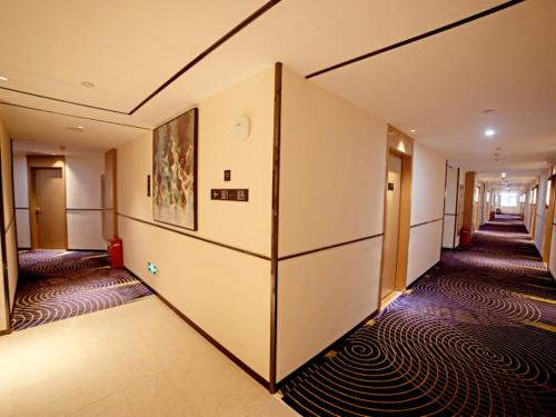 korytarzem pokoju hotelowego z korytarzem w obiekcie City Comfort Inn Ezhou Huahu Airport High-speed Railway Station w mieście Huangshi