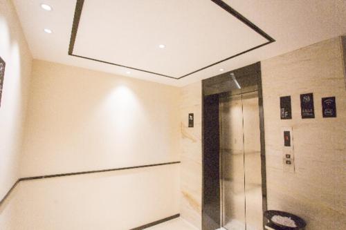łazienka z prysznicem i sufitem w obiekcie City Comfort Inn Maoming Binhai New Area Diancheng 