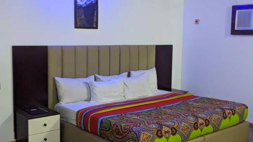 Katil atau katil-katil dalam bilik di Kosam Global Hotel and Suites