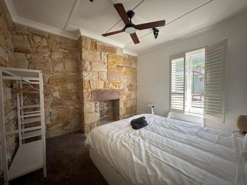 een slaapkamer met een bed en een bakstenen muur bij 2 Bedroom Family Friendly Ultimo Near the Centre 2 E-Bikes Included in Sydney