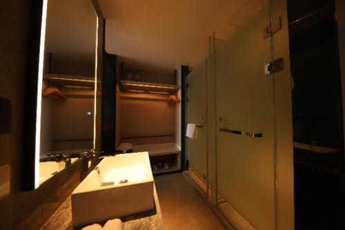 y baño con lavabo y espejo. en Echarm Hotel Mianyang Changhong Avenue Kaide Plaza, en Mianyang