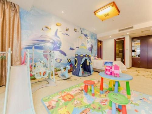 雙流的住宿－VX Hotel Chengdu Jiaolong Port Haibin，墙上有海豚壁画的儿童卧室