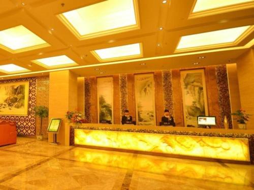 雙流的住宿－VX Hotel Chengdu Jiaolong Port Haibin，大堂设有酒吧,两人坐在大堂