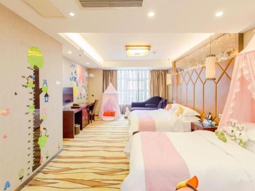ShuangliuにあるVX Hotel Chengdu Jiaolong Port Haibinのベッドルーム1室(ベッド2台付)、ベッドルーム1室(ベッド1台付)