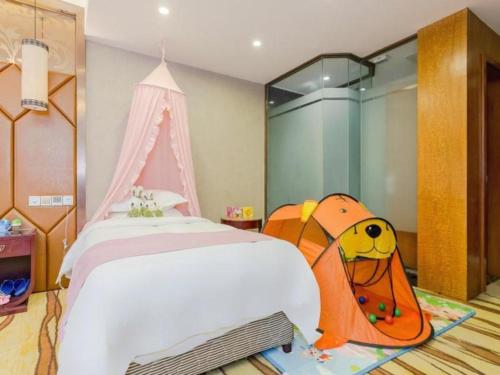 ShuangliuにあるVX Hotel Chengdu Jiaolong Port Haibinの子供用ベッドルーム(大型白いベッド1台、テント付)