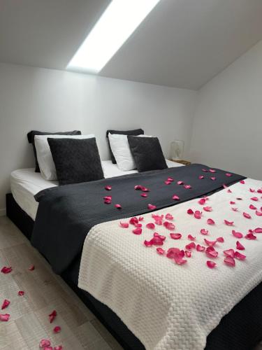 een slaapkamer met een bed met roze bloemen erop bij Wellness Loft Huy in Huy
