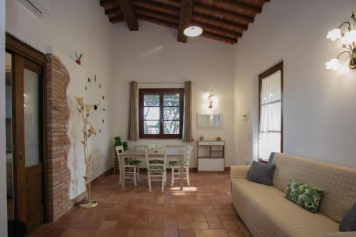een woonkamer met een bank en een tafel bij Agriturismo Il Sogno in Castiglione del Lago