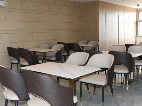 a row of tables and chairs in a room at Green Tree Inn Express Inner Mongolia Ulan Qab High-Speed Railway Station in Ulanqab