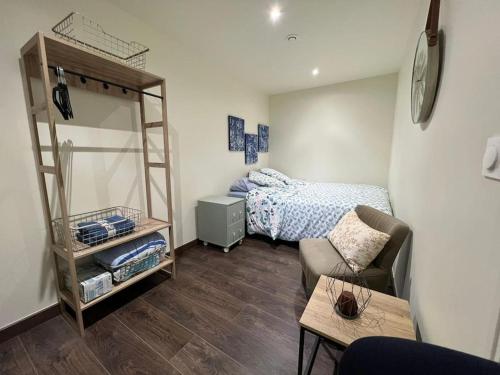 Habitación con 1 dormitorio con 1 cama y 1 mesa. en House BLUE. close of Stade de France., en Stains