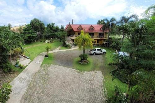 an aerial view of a house with a car parked in front at Sunny Point Hotel in Pequeno