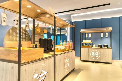 a fast food restaurant with a counter with food at Hanting Hotel Binzhou Bohai International Plaza in Binzhou