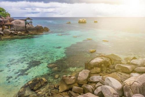 タオ島にあるTao Island Boutique Hotelの岩と澄んだ水の海岸