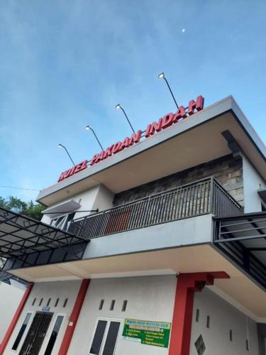 een gebouw met een balkon erboven bij Pakoan Indah Hotel Bukittinggi in Gadut