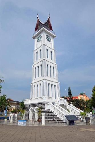 Una torre con un reloj encima. en Pakoan Indah Hotel Bukittinggi en Gadut