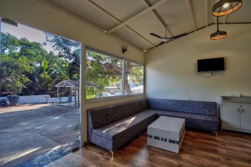 salon z kanapą i telewizorem w obiekcie Amore Serenity Resort w mieście Arambol
