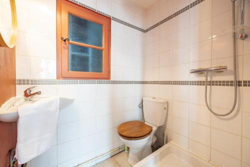 une salle de bain avec toilettes, lavabo et douche dans l'établissement Le Broc, Charmant T1 Mezz Centre Ville Corum, à Montpellier