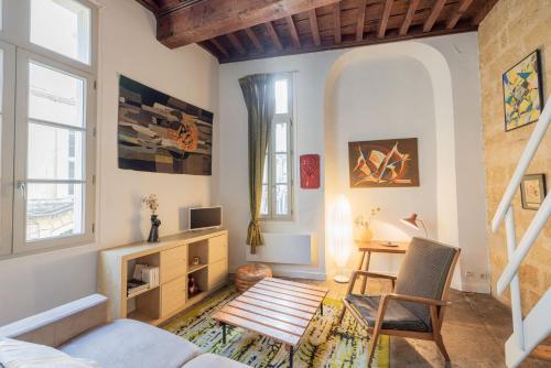 un salon avec un canapé et une table dans l'établissement Le Broc, Charmant T1 Mezz Centre Ville Corum, à Montpellier