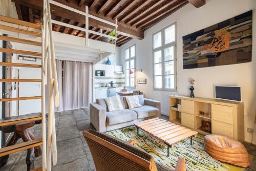 un salon avec un canapé et une table dans l'établissement Le Broc, Charmant T1 Mezz Centre Ville Corum, à Montpellier