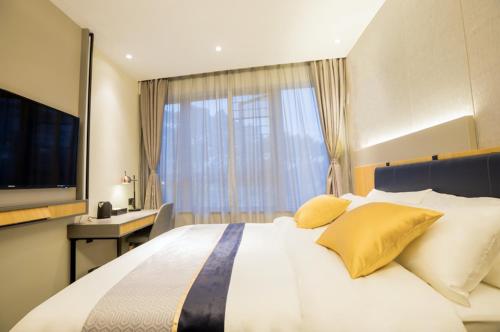 Ein Bett oder Betten in einem Zimmer der Unterkunft Hanting Hotel Beijing Sanyuanqiao Yansha Embassy