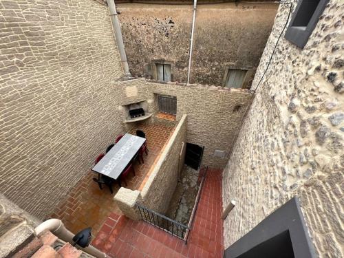 Vue de tête d'une table dans un bâtiment dans l'établissement Lou Castel, à Pomérols