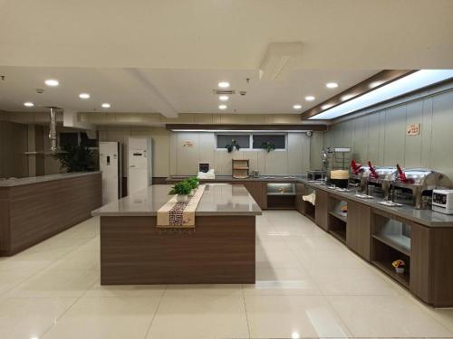 Virtuvė arba virtuvėlė apgyvendinimo įstaigoje Hanting Hotel Yuncheng Jiefang Bei Road