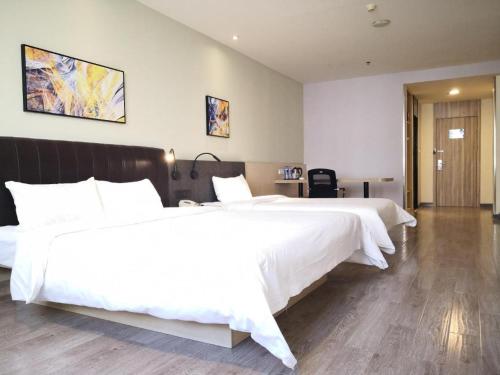 Ένα ή περισσότερα κρεβάτια σε δωμάτιο στο Hanting Hotel Datong Xihuan Road
