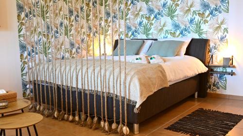 Una cama con dos ositos de peluche en un dormitorio en The Olive Tree, en Palaia Epidavros