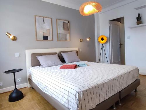 - une chambre avec un grand lit et un couvre-lit blanc dans l'établissement Cosy Vertigo apartment behind the hotel Martinez, à Cannes