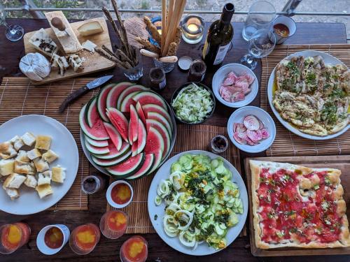 une table en bois avec des assiettes de nourriture dessus dans l'établissement Villa Ermetica, à Breil-sur-Roya