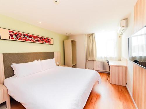 Ένα ή περισσότερα κρεβάτια σε δωμάτιο στο Hanting Hotel Baotou A'erding Street Museum