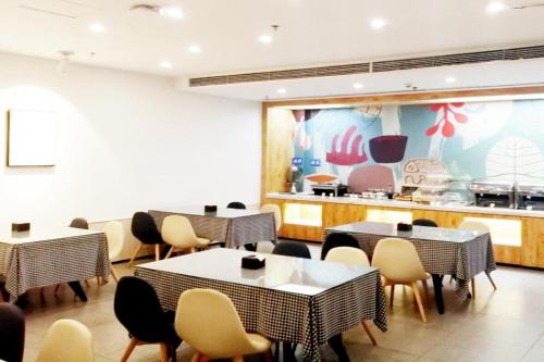 Restoran ili drugo mesto za obedovanje u objektu Hanting Hotel Xilinhot Beizi Temple Square