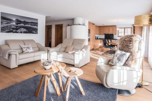 グリンデルワルトにあるApartment Bränderli 4,5 - GRIWA RENT AGのリビングルーム(白い家具付)、キッチン