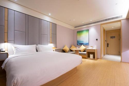 Łóżko lub łóżka w pokoju w obiekcie Ji Hotel Shijiazhuang Grand Theatre