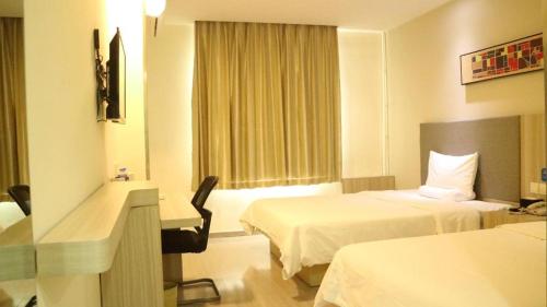 Una cama o camas en una habitación de Hanting Hotel Shijiazhuang Railway Station Xi Square