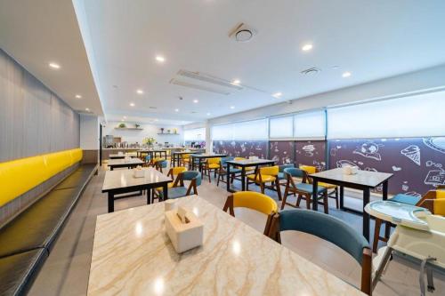 مطعم أو مكان آخر لتناول الطعام في Hanting Premium Hotel Shanghai Shuichan Road Metro Station