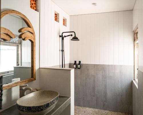 Koupelna v ubytování Mambo Beach Resort