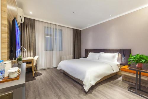 Una cama o camas en una habitación de Hanting Premium Hotel Ji'nan Quancheng Road