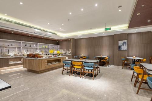 Ein Restaurant oder anderes Speiselokal in der Unterkunft Hanting Premium Hotel Ji'nan Tangzhi 